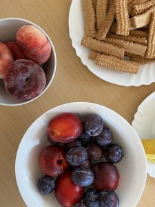 Sadje in piškoti na mizi med delavnico