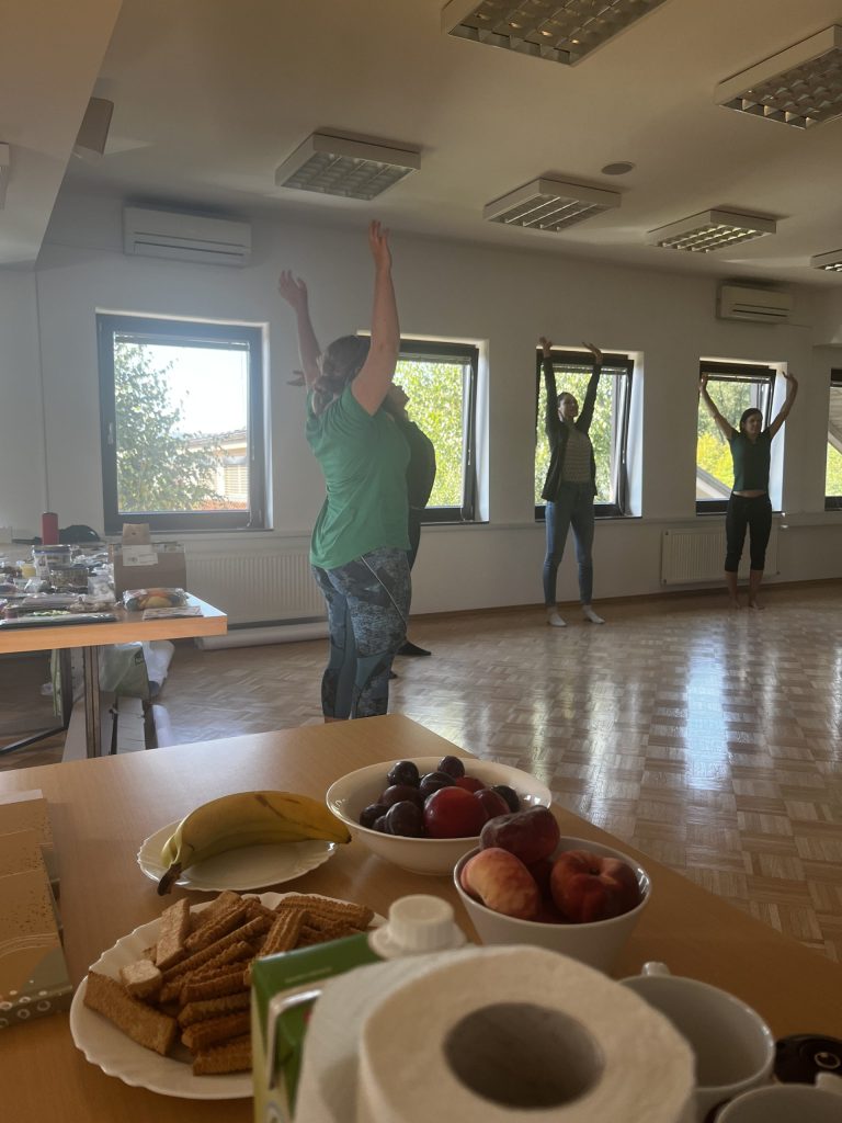 Udeleženke se raztezajo z rokami nad glavo
