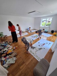 Udeleženke ustvarjajo zemljevide z naravnimi materiali